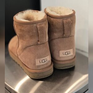 UGG Womens Short Chestnut Suede Boots with Shearling